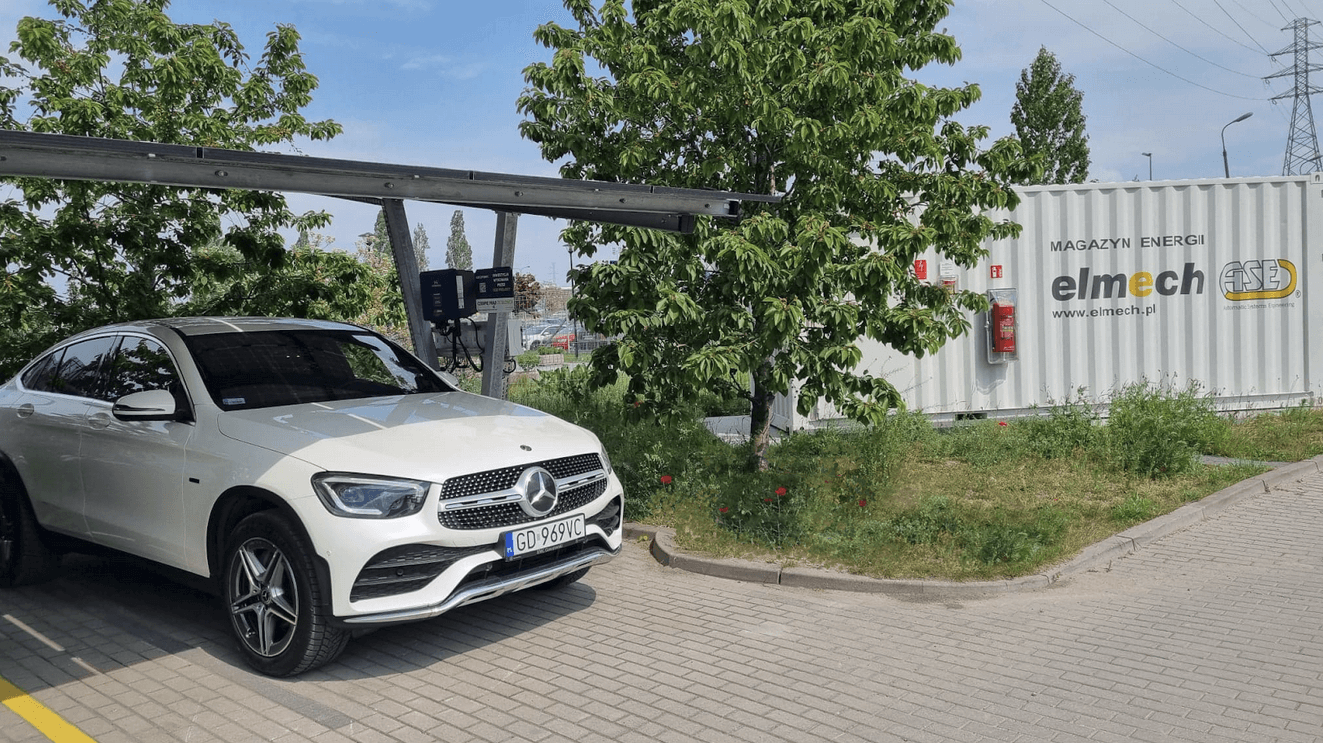 Mercedes stojący obok magazynu energii Elmech